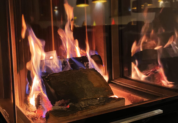 Bild von brennendem Kamin im Chalet